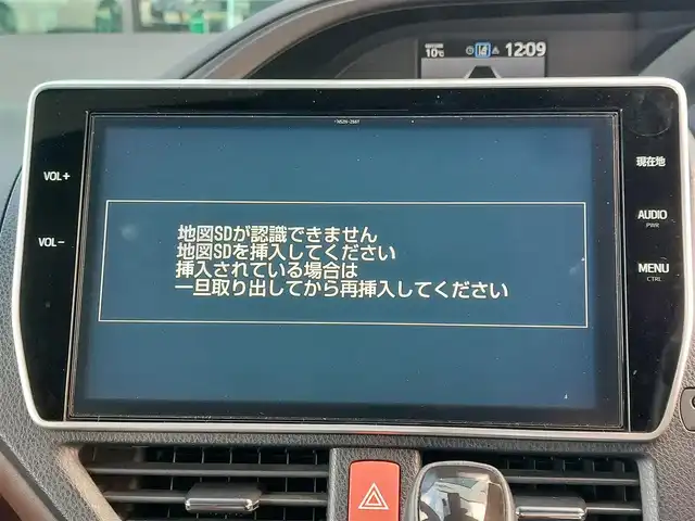 トヨタ エスクァイア Gi プレミアムパッケージ 東京都 2018(平30)年 3.5万km ホワイトパールクリスタルシャイン 純正10インチナビ(NSZN-Z66T)/【AM/FM/DISC/SD/TV/BT】/純正12インチフリップダウンモニター/ビルトインETC2.0/ドライブレコーダー/バックカメラ/クルーズコントロール/両側電動スライドドア/プリクラッシュセーフティ/レーンディパーチャーアラート/アイドリングストップ/ステアリングヒーター/シートヒーター/ハーフレザーシート/コーナーセンサー/LEDヘッドライト/フォグランプ/プッシュスタート/スマートキー/スペアキー×１