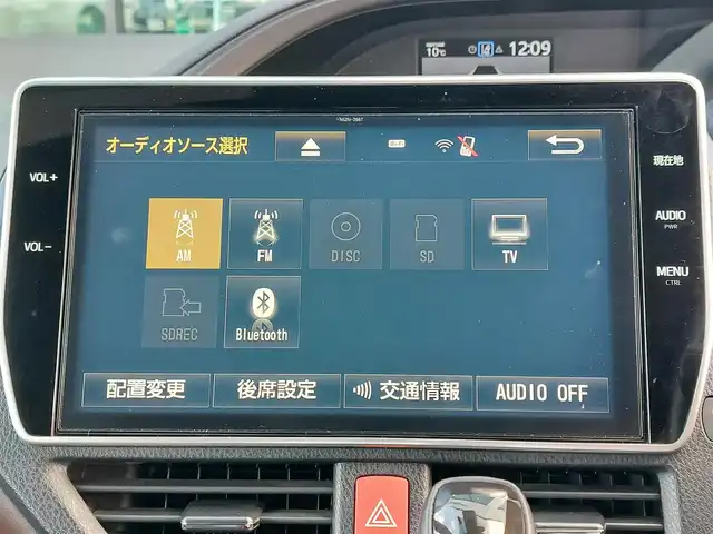 トヨタ エスクァイア Gi プレミアムパッケージ 東京都 2018(平30)年 3.5万km ホワイトパールクリスタルシャイン 純正10インチナビ(NSZN-Z66T)/【AM/FM/DISC/SD/TV/BT】/純正12インチフリップダウンモニター/ビルトインETC2.0/ドライブレコーダー/バックカメラ/クルーズコントロール/両側電動スライドドア/プリクラッシュセーフティ/レーンディパーチャーアラート/アイドリングストップ/ステアリングヒーター/シートヒーター/ハーフレザーシート/コーナーセンサー/LEDヘッドライト/フォグランプ/プッシュスタート/スマートキー/スペアキー×１