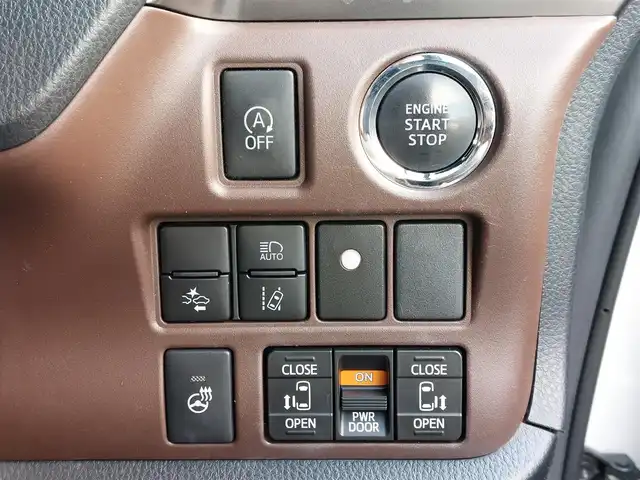 トヨタ エスクァイア Gi プレミアムパッケージ 東京都 2018(平30)年 3.5万km ホワイトパールクリスタルシャイン 純正10インチナビ(NSZN-Z66T)/【AM/FM/DISC/SD/TV/BT】/純正12インチフリップダウンモニター/ビルトインETC2.0/ドライブレコーダー/バックカメラ/クルーズコントロール/両側電動スライドドア/プリクラッシュセーフティ/レーンディパーチャーアラート/アイドリングストップ/ステアリングヒーター/シートヒーター/ハーフレザーシート/コーナーセンサー/LEDヘッドライト/フォグランプ/プッシュスタート/スマートキー/スペアキー×１