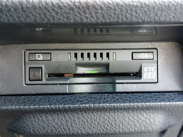 トヨタ エスクァイア Gi プレミアムパッケージ 東京都 2018(平30)年 3.5万km ホワイトパールクリスタルシャイン 純正10インチナビ(NSZN-Z66T)/【AM/FM/DISC/SD/TV/BT】/純正12インチフリップダウンモニター/ビルトインETC2.0/ドライブレコーダー/バックカメラ/クルーズコントロール/両側電動スライドドア/プリクラッシュセーフティ/レーンディパーチャーアラート/アイドリングストップ/ステアリングヒーター/シートヒーター/ハーフレザーシート/コーナーセンサー/LEDヘッドライト/フォグランプ/プッシュスタート/スマートキー/スペアキー×１