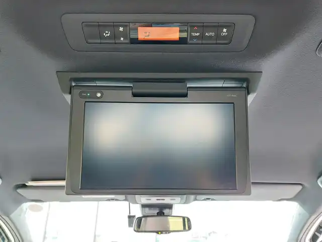 トヨタ エスクァイア Gi プレミアムパッケージ 東京都 2018(平30)年 3.5万km ホワイトパールクリスタルシャイン 純正10インチナビ(NSZN-Z66T)/【AM/FM/DISC/SD/TV/BT】/純正12インチフリップダウンモニター/ビルトインETC2.0/ドライブレコーダー/バックカメラ/クルーズコントロール/両側電動スライドドア/プリクラッシュセーフティ/レーンディパーチャーアラート/アイドリングストップ/ステアリングヒーター/シートヒーター/ハーフレザーシート/コーナーセンサー/LEDヘッドライト/フォグランプ/プッシュスタート/スマートキー/スペアキー×１