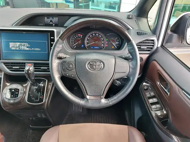 トヨタ エスクァイア Gi プレミアムパッケージ 東京都 2018(平30)年 3.5万km ホワイトパールクリスタルシャイン 純正10インチナビ(NSZN-Z66T)/【AM/FM/DISC/SD/TV/BT】/純正12インチフリップダウンモニター/ビルトインETC2.0/ドライブレコーダー/バックカメラ/クルーズコントロール/両側電動スライドドア/プリクラッシュセーフティ/レーンディパーチャーアラート/アイドリングストップ/ステアリングヒーター/シートヒーター/ハーフレザーシート/コーナーセンサー/LEDヘッドライト/フォグランプ/プッシュスタート/スマートキー/スペアキー×１