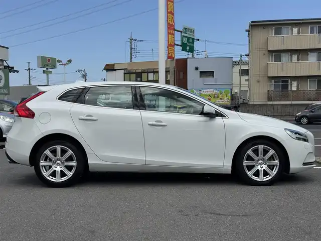 ボルボ Ｖ４０ D4 インスクリプション 千葉県 2017(平29)年 3.9万km 白 ワンオーナー車/衝突軽減ブレーキ/レーンキープアシスト/ブラインドスポットモニター/純正ナビ/バックカメラ/Bluetooth/黒レザーシート/シートヒーター/ドライブレコーダー/社外レーダー/純正17インチAW/LEDライト/ETC/スマートキー/保証書・取説/スペアキー
