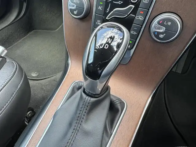 ボルボ Ｖ４０ D4 インスクリプション 千葉県 2017(平29)年 3.9万km 白 ワンオーナー車/衝突軽減ブレーキ/レーンキープアシスト/ブラインドスポットモニター/純正ナビ/バックカメラ/Bluetooth/黒レザーシート/シートヒーター/ドライブレコーダー/社外レーダー/純正17インチAW/LEDライト/ETC/スマートキー/保証書・取説/スペアキー