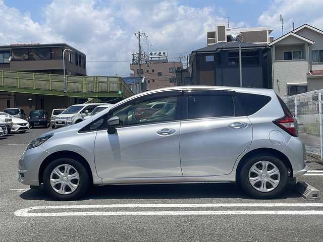 日産 ノート X Vセレクション 兵庫県 2020(令2)年 1.6万km ブリリアントシルバー 登録時走行距離15109km/ストラーダメモリーナビ/フルセグTV/Bluetooth/バックカメラ/エマージェンシースブレーキ/VDC/車線逸脱警報/踏み間違い衝突防止アシスト/フロント、バックソナー/プッシュスタート/スマートキー×２/オートライト/取扱説明書・保証書