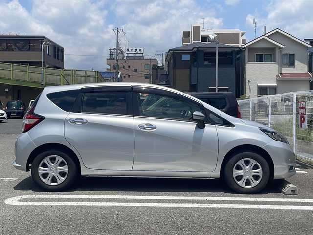 日産 ノート X Vセレクション 兵庫県 2020(令2)年 1.6万km ブリリアントシルバー 登録時走行距離15109km/ストラーダメモリーナビ/フルセグTV/Bluetooth/バックカメラ/エマージェンシースブレーキ/VDC/車線逸脱警報/踏み間違い衝突防止アシスト/フロント、バックソナー/プッシュスタート/スマートキー×２/オートライト/取扱説明書・保証書