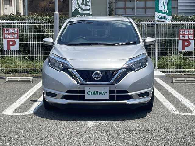日産 ノート X Vセレクション 兵庫県 2020(令2)年 1.6万km ブリリアントシルバー 登録時走行距離15109km/ストラーダメモリーナビ/フルセグTV/Bluetooth/バックカメラ/エマージェンシースブレーキ/VDC/車線逸脱警報/踏み間違い衝突防止アシスト/フロント、バックソナー/プッシュスタート/スマートキー×２/オートライト/取扱説明書・保証書