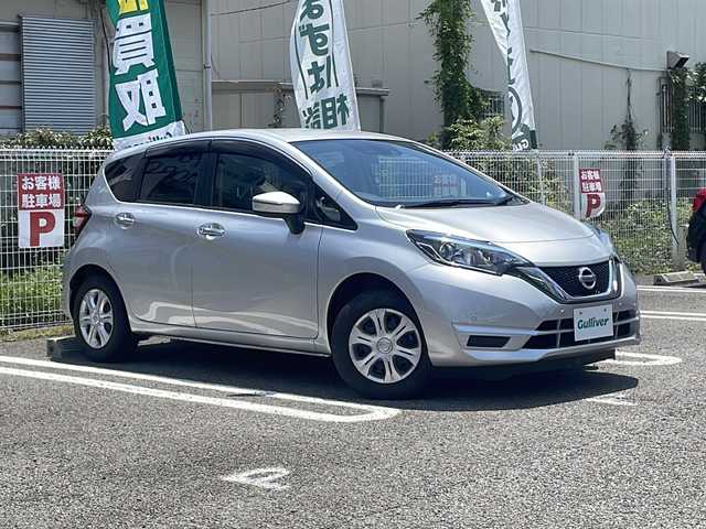 日産 ノート X Vセレクション 兵庫県 2020(令2)年 1.6万km ブリリアントシルバー 登録時走行距離15109km/ストラーダメモリーナビ/フルセグTV/Bluetooth/バックカメラ/エマージェンシースブレーキ/VDC/車線逸脱警報/踏み間違い衝突防止アシスト/フロント、バックソナー/プッシュスタート/スマートキー×２/オートライト/取扱説明書・保証書