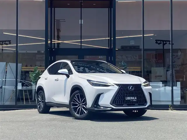 レクサス ＮＸ 350h バージョンL 福岡県 2022(令4)年 3.1万km ソニッククォーツ ・1オーナー/・レーダークルーズコントロール/・純正HDDナビ/USB/Bluetooth/AppleCarPlay/・全方位カメラ/・白革シート/シートヒーター/・社外前後ドライブレコーダー/・フルセグ/・純正20AW/・プッシュスタート/・パーキングアシスト/・スマートキー/・スペアキー/・フルフラットシート/・レーンキープアシスト/・オートライト/・LEDライト/・デジタルインナーミラー/・ヘッドアップディスプレイ/・ハンドルヒーター/・保証書/・取扱説明書