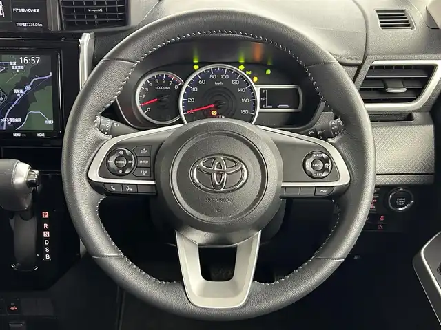 トヨタ ルーミー カスタムG 道央・札幌 2021(令3)年 1.8万km ブラックマイカメタリック/ブリリアントカッパークリスタルマイカ 2トーン ・４WD/・寒冷地仕様/・ディーラーオプション９インチSDナビ/・CD/DVD/BT/SD/フルセグTV/・バックカメラ/・ステアリングスイッチ/・ビルトインETC/・スマートアシスト/・プリクラッシュセーフティ/・レーンキープアシスト/・レーダークルーズコントロール/・アイドリングストップ/・電動パーキングブレーキ/・ブレーキホールド/・両側パワースライドドア/・D席＋N席ヒートヒーター/・２列目サンシェード/・シートバックテーブル/・オートマチックハイビーム/・オートライト/・LEDヘッドライト/・LEDフォグランプ/・LEDデイライト/・ドアミラーウィンカー/・オートリトラクタブルドアミラー/・ドアバイザー/・純正フロアマット/・プッシュスタート/・スマートキー/・純正１４インチAW（夏）