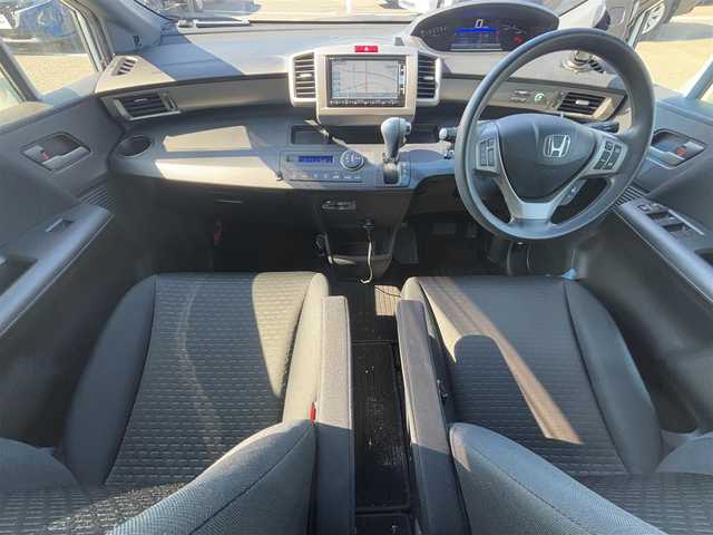 ホンダ フリード スパイク ハイブリット ジャストセレクション 徳島県 2014(平26)年 9.5万km ホワイトオーキッドパール 社外SDナビ　VXM-152VFi/　AM/FM/BT/SD/DISC/Music Rac/フルセグ/ドライブレコーダー/後席用モニター　VM-155EN/ビルトインETC/両側電動スライドドア/バックカメラ/クルーズコントロール/社外15インチアルミホイール　SPORT KRONE/ドアバイザー/純正フロアマット/オートライト/スマートキー/スペアキー/E CON/新車時保証書/新車時取扱説明書