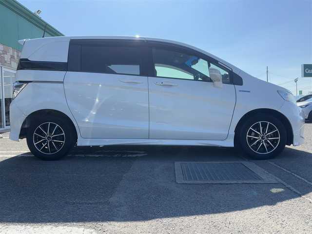 ホンダ フリード スパイク ハイブリット ジャストセレクション 徳島県 2014(平26)年 9.5万km ホワイトオーキッドパール 社外SDナビ　VXM-152VFi/　AM/FM/BT/SD/DISC/Music Rac/フルセグ/ドライブレコーダー/後席用モニター　VM-155EN/ビルトインETC/両側電動スライドドア/バックカメラ/クルーズコントロール/社外15インチアルミホイール　SPORT KRONE/ドアバイザー/純正フロアマット/オートライト/スマートキー/スペアキー/E CON/新車時保証書/新車時取扱説明書