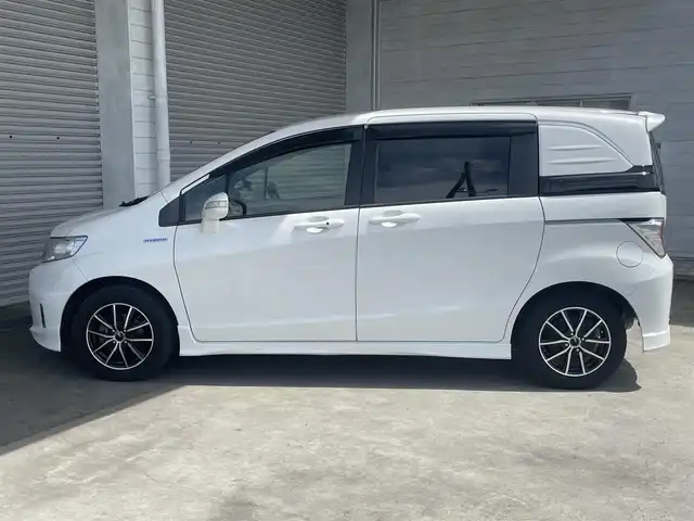 ホンダ フリード スパイク ハイブリット ジャストセレクション 茨城県 2014(平26)年 9.5万km ホワイトオーキッドパール (株)IDOMが運営する【じしゃロン水戸店】の自社ローン専用車両になりますこちらは現金またはオートローンご利用時の価格です。自社ローンご希望の方は別途その旨お申付け下さい/純正ナビ/-CD DVD BT フルセグTV-/フリップダウンモニター/両側パワスラ/スペアキー/バックカメラ