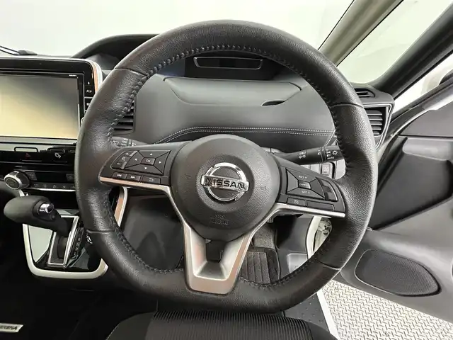 日産 セレナ ハイウェイスター 道央・札幌 2019(令1)年 8.1万km ホワイトパール ・ワンオーナー/・4WD/・セーフティパック/・純正SDナビ（MM518D-L）/　CD/DVD/BR/SD/USB/BT/iPod/AUX/フルセグ/・アラウンドビューモニター/・純正前後ドライブレコーダー/・純正エンジンスターター/・ETC2.0/・両側パワースライドドア/・純正フロアマット/・プロパイロット/・パーキングサポート/・エマージェンシーブレーキ/・クルーズコントロール/・クリアランスソナー/・LEDヘッドライト/・フロントフォグランプ/・オートライト/・オートハイビーム/・ロードサインアシスト/・リアコーナーセンサー/・スマートキー/・プッシュスタート/・ドアバイザー/・電動格納ウィンカーミラー/・２列目シートバックテーブル