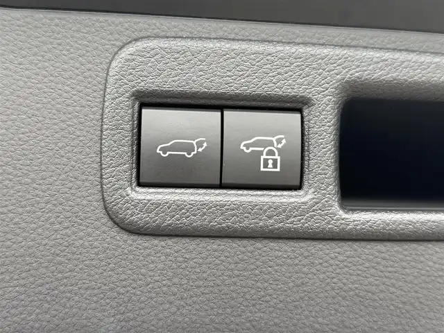 トヨタ ハリアー ＰＨＥＶ Z 愛知県 2023(令5)年 2.8万km プレシャスブラックパール ４WD/純正12.3型ナビ（フルセグ、Bluetooth、AppleCarplay）/全方位カメラ/HUD/BSM/ACC/全席シートヒーター/シートエアコン（D+N)/ハンドルヒーター/100V電源/ETC2.0/デジタルインナーミラー/前後ドラレコ/衝突軽減ブレーキ/レーンキープアシスト/オートハイビーム/LEDヘッドライト/パワーシート（D+N)/パワーバックドア/USB/コーナーセンサー/スマートキー/フォグライト/純正19インチAW/社外フロアマット/三点エアバック/横滑り防止装置