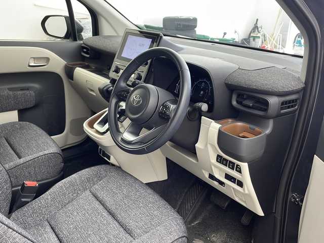 トヨタ シエンタ Z 兵庫県 2022(令4)年 2万km ダークグレー ・純正ディスプレイオーディオ/・Bluetooth/フルセグテレビ/USB/Miracast/Apple car play/Android Auto/・全方位カメラ/・Toyota Safety Sense/・プリクラッシュセーフティ/・レーントレーシングアシスト［LTA］/・レーンディパーチャーアラート［LDA］/・アダプティブハイビームシステム［AHS］/・ロードサインアシスト［RSA］/・プロアクティブドライビングアシスト［PDA］/・発進遅れ告知機能［TMN］/・ブラインドスポットモニター/・パーキングサポートブレーキ（前後方静止物）/・パーキングサポートブレーキ（後方接近車両）/・前後クリアランスソナー/・両側パワースライドドア/・リアシートリマインダー/・ロールサンシェード/・電動格納ミラー/・ステアリングリモコン/・LEDオートライト/・ドアミラーヒーター/・W＋サイドエアバッグ/・カーテンエアバッグ/・ビルドインETC2.0/・スマートキー