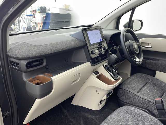 トヨタ シエンタ Z 兵庫県 2022(令4)年 2万km ダークグレー ・純正ディスプレイオーディオ/・Bluetooth/フルセグテレビ/USB/Miracast/Apple car play/Android Auto/・全方位カメラ/・Toyota Safety Sense/・プリクラッシュセーフティ/・レーントレーシングアシスト［LTA］/・レーンディパーチャーアラート［LDA］/・アダプティブハイビームシステム［AHS］/・ロードサインアシスト［RSA］/・プロアクティブドライビングアシスト［PDA］/・発進遅れ告知機能［TMN］/・ブラインドスポットモニター/・パーキングサポートブレーキ（前後方静止物）/・パーキングサポートブレーキ（後方接近車両）/・前後クリアランスソナー/・両側パワースライドドア/・リアシートリマインダー/・ロールサンシェード/・電動格納ミラー/・ステアリングリモコン/・LEDオートライト/・ドアミラーヒーター/・W＋サイドエアバッグ/・カーテンエアバッグ/・ビルドインETC2.0/・スマートキー