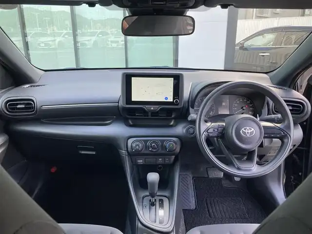 トヨタ ヤリス X 香川県 2024(令6)年 0.9万km ブラック 純正ディスプレイオーディオ/→AM/FM/Bluetooth/バックカメラ/ビルトインETC2.0/衝突軽減ブレーキ/コーナーセンサー/オートハイビーム/横滑り防止装置/レーンキープアシスト/純正フロアマット/ステアリングスイッチ/オートライト
