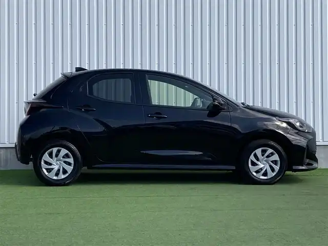 トヨタ ヤリス X 香川県 2024(令6)年 0.9万km ブラック 純正ディスプレイオーディオ/→AM/FM/Bluetooth/バックカメラ/ビルトインETC2.0/衝突軽減ブレーキ/コーナーセンサー/オートハイビーム/横滑り防止装置/レーンキープアシスト/純正フロアマット/ステアリングスイッチ/オートライト
