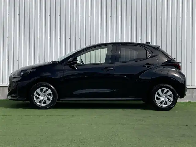 トヨタ ヤリス X 香川県 2024(令6)年 0.9万km ブラック 純正ディスプレイオーディオ/→AM/FM/Bluetooth/バックカメラ/ビルトインETC2.0/衝突軽減ブレーキ/コーナーセンサー/オートハイビーム/横滑り防止装置/レーンキープアシスト/純正フロアマット/ステアリングスイッチ/オートライト
