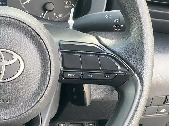 トヨタ ヤリス X 香川県 2024(令6)年 0.9万km ブラック 純正ディスプレイオーディオ/→AM/FM/Bluetooth/バックカメラ/ビルトインETC2.0/衝突軽減ブレーキ/コーナーセンサー/オートハイビーム/横滑り防止装置/レーンキープアシスト/純正フロアマット/ステアリングスイッチ/オートライト