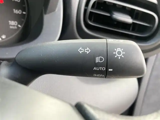トヨタ ヤリス X 香川県 2024(令6)年 0.9万km ブラック 純正ディスプレイオーディオ/→AM/FM/Bluetooth/バックカメラ/ビルトインETC2.0/衝突軽減ブレーキ/コーナーセンサー/オートハイビーム/横滑り防止装置/レーンキープアシスト/純正フロアマット/ステアリングスイッチ/オートライト