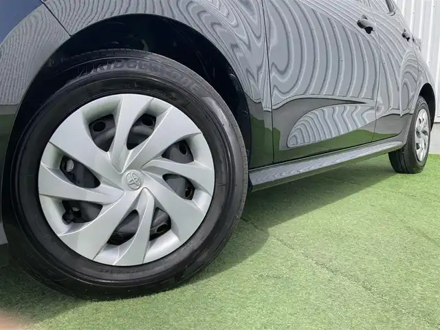 トヨタ ヤリス X 香川県 2024(令6)年 0.9万km ブラック 純正ディスプレイオーディオ/→AM/FM/Bluetooth/バックカメラ/ビルトインETC2.0/衝突軽減ブレーキ/コーナーセンサー/オートハイビーム/横滑り防止装置/レーンキープアシスト/純正フロアマット/ステアリングスイッチ/オートライト