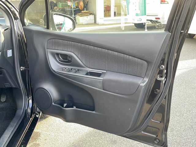 トヨタ ヴィッツ F 山口県 2017(平29)年 3.7万km ブラックマイカ 禁煙車　ワンオーナー車　スマートキー　プッシュスタート　電動格納ミラー　パワーウィンドゥ　保証書　取扱説明書　スペアキー１個　リアワイパー　ミラー付きサンバイザー