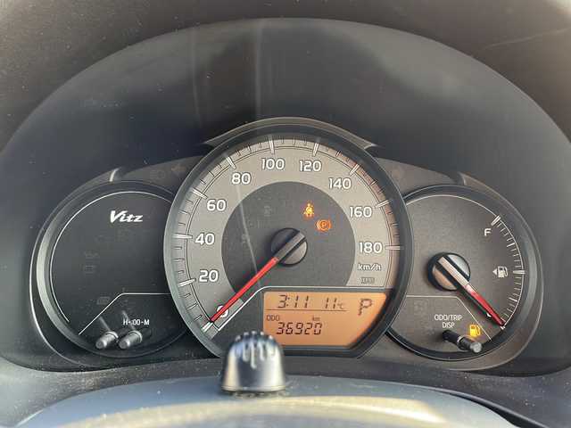 トヨタ ヴィッツ F 山口県 2017(平29)年 3.7万km ブラックマイカ 禁煙車　ワンオーナー車　スマートキー　プッシュスタート　電動格納ミラー　パワーウィンドゥ　保証書　取扱説明書　スペアキー１個　リアワイパー　ミラー付きサンバイザー