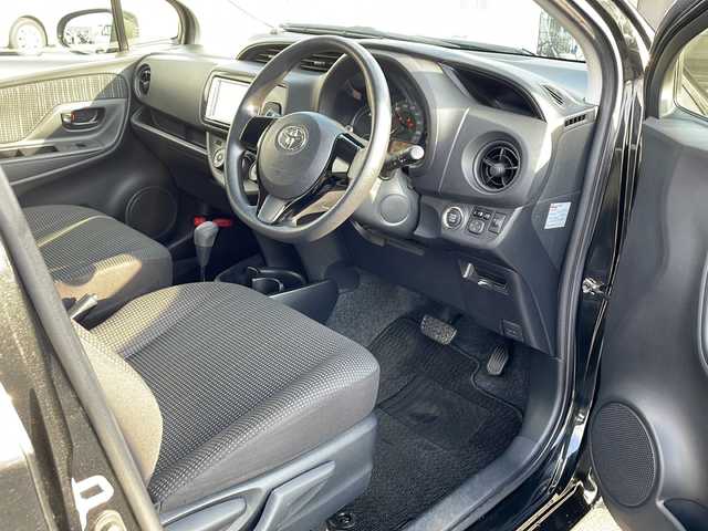 トヨタ ヴィッツ F 山口県 2017(平29)年 3.7万km ブラックマイカ 禁煙車　ワンオーナー車　スマートキー　プッシュスタート　電動格納ミラー　パワーウィンドゥ　保証書　取扱説明書　スペアキー１個　リアワイパー　ミラー付きサンバイザー