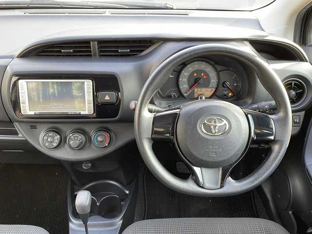 トヨタ ヴィッツ F 山口県 2017(平29)年 3.7万km ブラックマイカ 禁煙車　ワンオーナー車　スマートキー　プッシュスタート　電動格納ミラー　パワーウィンドゥ　保証書　取扱説明書　スペアキー１個　リアワイパー　ミラー付きサンバイザー