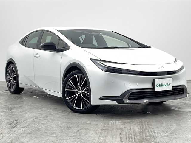 トヨタ プリウス G 三重県 2023(令5)年 1.6万km プラチナホワイトパールマイカ 禁煙車/純正８インチナビ/・Ｂｌｕｅｔｏｏｔｈ・フルセグ・AppleCarPlay・androidAuto/バックカメラ/トヨタセーフティセンス/・プリクラッシュセーフティシステム/・レーダークルーズコントロール/・レーンディパーチャーアラート/・プロドライビングアシスト/・クリアランスソナー/・オートマチックハイビーム/・パーキングサポートブレーキ/・ロードサインアシスト/ＬＥＤヘッドライト/リアフォグ/ビルドインＥＴＣ２．０/電子パーキング/純正１９インチアルミホイール/革巻きステアリング