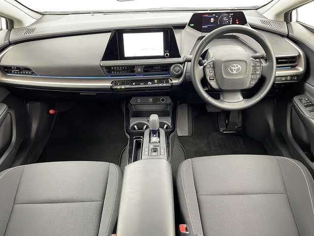 トヨタ プリウス G 三重県 2023(令5)年 1.6万km プラチナホワイトパールマイカ 禁煙車/純正８インチナビ/・Ｂｌｕｅｔｏｏｔｈ・フルセグ・AppleCarPlay・androidAuto/バックカメラ/トヨタセーフティセンス/・プリクラッシュセーフティシステム/・レーダークルーズコントロール/・レーンディパーチャーアラート/・プロドライビングアシスト/・クリアランスソナー/・オートマチックハイビーム/・パーキングサポートブレーキ/・ロードサインアシスト/ＬＥＤヘッドライト/リアフォグ/ビルドインＥＴＣ２．０/電子パーキング/純正１９インチアルミホイール/革巻きステアリング