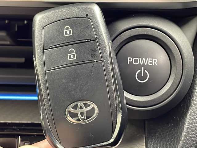 トヨタ プリウス G 三重県 2023(令5)年 1.6万km プラチナホワイトパールマイカ 禁煙車/純正８インチナビ/・Ｂｌｕｅｔｏｏｔｈ・フルセグ・AppleCarPlay・androidAuto/バックカメラ/トヨタセーフティセンス/・プリクラッシュセーフティシステム/・レーダークルーズコントロール/・レーンディパーチャーアラート/・プロドライビングアシスト/・クリアランスソナー/・オートマチックハイビーム/・パーキングサポートブレーキ/・ロードサインアシスト/ＬＥＤヘッドライト/リアフォグ/ビルドインＥＴＣ２．０/電子パーキング/純正１９インチアルミホイール/革巻きステアリング
