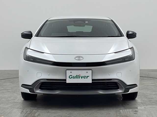 トヨタ プリウス G 三重県 2023(令5)年 1.6万km プラチナホワイトパールマイカ 禁煙車/純正８インチナビ/・Ｂｌｕｅｔｏｏｔｈ・フルセグ・AppleCarPlay・androidAuto/バックカメラ/トヨタセーフティセンス/・プリクラッシュセーフティシステム/・レーダークルーズコントロール/・レーンディパーチャーアラート/・プロドライビングアシスト/・クリアランスソナー/・オートマチックハイビーム/・パーキングサポートブレーキ/・ロードサインアシスト/ＬＥＤヘッドライト/リアフォグ/ビルドインＥＴＣ２．０/電子パーキング/純正１９インチアルミホイール/革巻きステアリング