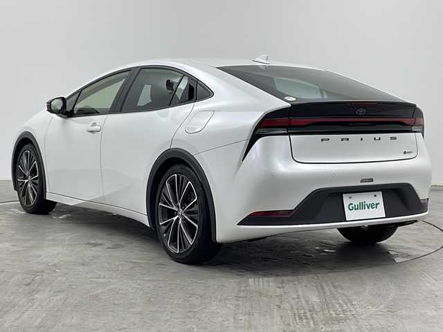 トヨタ プリウス G 三重県 2023(令5)年 1.6万km プラチナホワイトパールマイカ 禁煙車/純正８インチナビ/・Ｂｌｕｅｔｏｏｔｈ・フルセグ・AppleCarPlay・androidAuto/バックカメラ/トヨタセーフティセンス/・プリクラッシュセーフティシステム/・レーダークルーズコントロール/・レーンディパーチャーアラート/・プロドライビングアシスト/・クリアランスソナー/・オートマチックハイビーム/・パーキングサポートブレーキ/・ロードサインアシスト/ＬＥＤヘッドライト/リアフォグ/ビルドインＥＴＣ２．０/電子パーキング/純正１９インチアルミホイール/革巻きステアリング