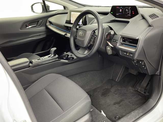 トヨタ プリウス G 三重県 2023(令5)年 1.6万km プラチナホワイトパールマイカ 禁煙車/純正８インチナビ/・Ｂｌｕｅｔｏｏｔｈ・フルセグ・AppleCarPlay・androidAuto/バックカメラ/トヨタセーフティセンス/・プリクラッシュセーフティシステム/・レーダークルーズコントロール/・レーンディパーチャーアラート/・プロドライビングアシスト/・クリアランスソナー/・オートマチックハイビーム/・パーキングサポートブレーキ/・ロードサインアシスト/ＬＥＤヘッドライト/リアフォグ/ビルドインＥＴＣ２．０/電子パーキング/純正１９インチアルミホイール/革巻きステアリング