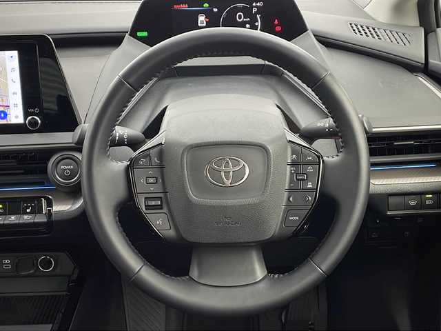 トヨタ プリウス G 三重県 2023(令5)年 1.6万km プラチナホワイトパールマイカ 禁煙車/純正８インチナビ/・Ｂｌｕｅｔｏｏｔｈ・フルセグ・AppleCarPlay・androidAuto/バックカメラ/トヨタセーフティセンス/・プリクラッシュセーフティシステム/・レーダークルーズコントロール/・レーンディパーチャーアラート/・プロドライビングアシスト/・クリアランスソナー/・オートマチックハイビーム/・パーキングサポートブレーキ/・ロードサインアシスト/ＬＥＤヘッドライト/リアフォグ/ビルドインＥＴＣ２．０/電子パーキング/純正１９インチアルミホイール/革巻きステアリング