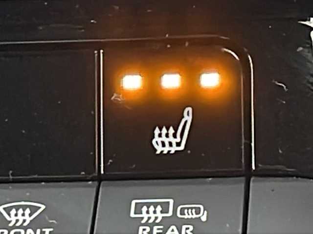 トヨタ プリウス G 埼玉県 2023(令5)年 1.6万km プラチナホワイトパールマイカ 禁煙車/純正８インチナビ/　(Bluetooth/フルセグ/AppleCarPlay/androidAuto)/バックカメラ/トヨタセーフティセンス/プリクラッシュセーフティシステム/レーダークルーズコントロール/レーンディパーチャーアラート/プロドライビングアシスト/クリアランスソナー/オートマチックハイビーム/パーキングサポートブレーキ/ロードサインアシスト/ＬＥＤヘッドライト/リアフォグ/ビルドインＥＴＣ２．０/電子パーキング/純正１９インチアルミホイール/革巻きステアリング