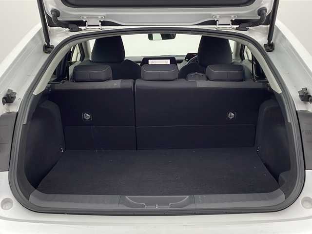 トヨタ プリウス G 埼玉県 2023(令5)年 1.6万km プラチナホワイトパールマイカ 禁煙車/純正８インチナビ/　(Bluetooth/フルセグ/AppleCarPlay/androidAuto)/バックカメラ/トヨタセーフティセンス/プリクラッシュセーフティシステム/レーダークルーズコントロール/レーンディパーチャーアラート/プロドライビングアシスト/クリアランスソナー/オートマチックハイビーム/パーキングサポートブレーキ/ロードサインアシスト/ＬＥＤヘッドライト/リアフォグ/ビルドインＥＴＣ２．０/電子パーキング/純正１９インチアルミホイール/革巻きステアリング