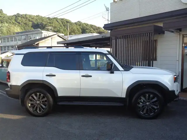 トヨタ ランドクルーザー ２５０ ZX 鹿児島県 2024(令6)年 1.3万km プラチナホワイトパールマイカ ワンオーナー/モデリスタパッケージ/フロントバンパーガード/フロントアンダーカバー/リアバンパーガーニッシュ/モデリスタリアルーフスポイラー/12.3インチナビディスプレイオーディオプラス/フルセグTV、ブルートゥース、JBLサウンド/パノラミックビューカメラ/デジタルインナーミラー/ヘッドアップディスプレイ/ムーンルーフルーフレール/ブラウンレザーシート/1、2列目快適温冷シートベンチレーション/ステアリングヒーター/パワーバックドア/プリクラッシュ/レーダークルコン/置くだけ充電/ビルトインETC2.0/ユーザーガイド、保証書/スマートキー2個あり