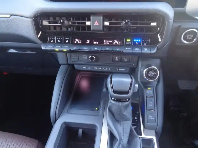 トヨタ ランドクルーザー ２５０ ZX 鹿児島県 2024(令6)年 1.3万km プラチナホワイトパールマイカ ワンオーナー/モデリスタパッケージ/フロントバンパーガード/フロントアンダーカバー/リアバンパーガーニッシュ/モデリスタリアルーフスポイラー/12.3インチナビディスプレイオーディオプラス/フルセグTV、ブルートゥース、JBLサウンド/パノラミックビューカメラ/デジタルインナーミラー/ヘッドアップディスプレイ/ムーンルーフルーフレール/ブラウンレザーシート/1、2列目快適温冷シートベンチレーション/ステアリングヒーター/パワーバックドア/プリクラッシュ/レーダークルコン/置くだけ充電/ビルトインETC2.0/ユーザーガイド、保証書/スマートキー2個あり