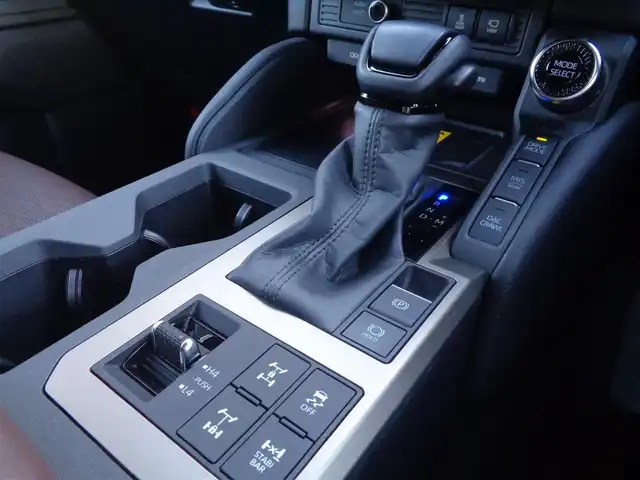 トヨタ ランドクルーザー ２５０ ZX 鹿児島県 2024(令6)年 1.3万km プラチナホワイトパールマイカ ワンオーナー/モデリスタパッケージ/フロントバンパーガード/フロントアンダーカバー/リアバンパーガーニッシュ/モデリスタリアルーフスポイラー/12.3インチナビディスプレイオーディオプラス/フルセグTV、ブルートゥース、JBLサウンド/パノラミックビューカメラ/デジタルインナーミラー/ヘッドアップディスプレイ/ムーンルーフルーフレール/ブラウンレザーシート/1、2列目快適温冷シートベンチレーション/ステアリングヒーター/パワーバックドア/プリクラッシュ/レーダークルコン/置くだけ充電/ビルトインETC2.0/ユーザーガイド、保証書/スマートキー2個あり