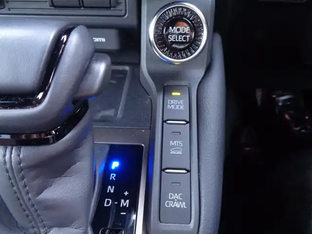 トヨタ ランドクルーザー ２５０ ZX 鹿児島県 2024(令6)年 1.3万km プラチナホワイトパールマイカ ワンオーナー/モデリスタパッケージ/フロントバンパーガード/フロントアンダーカバー/リアバンパーガーニッシュ/モデリスタリアルーフスポイラー/12.3インチナビディスプレイオーディオプラス/フルセグTV、ブルートゥース、JBLサウンド/パノラミックビューカメラ/デジタルインナーミラー/ヘッドアップディスプレイ/ムーンルーフルーフレール/ブラウンレザーシート/1、2列目快適温冷シートベンチレーション/ステアリングヒーター/パワーバックドア/プリクラッシュ/レーダークルコン/置くだけ充電/ビルトインETC2.0/ユーザーガイド、保証書/スマートキー2個あり