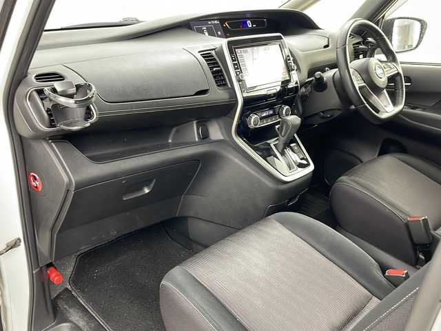 日産 セレナ ハイウェイスター プロパイロットED 道央・札幌 2016(平28)年 17.8万km ブリリアントホワイトパール ・4WD/・寒冷地仕様/・純正ナビ&BT&DVD&BD&USB/・両側パワースライドドア/・ハンズフリーオートスライドドア/・バックカメラ/・純正フリップダウンモニター/・プロパイロット/・アダプティブクルーズコントロール/・アイドリングストップ/・横滑り防止装置/・前席シートヒーター/・純正前方ドライブレコーダー/・純正ビルトインETC/・オートブレーキホールド/・純正フロアマット/・LEDヘッドライト/・オートライト/・スマートキー/・スペアキー
