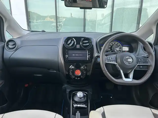 日産 ノート e－パワー メダリスト 香川県 2018(平30)年 3.5万km ダークメタルグレー 純正ナビゲーション/→CD/DVD再生/全方位カメラ/ビルトインETC/クルーズコントロール/クリアランスソナー/ステアリングリモコン/LEDオートライト/フォグランプ/純正15インチアルミホイール/純正フロアマット/スマートキー