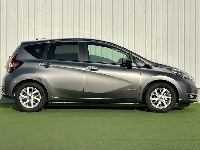 日産 ノート e－パワー メダリスト 香川県 2018(平30)年 3.5万km ダークメタルグレー 純正ナビゲーション/→CD/DVD再生/全方位カメラ/ビルトインETC/クルーズコントロール/クリアランスソナー/ステアリングリモコン/LEDオートライト/フォグランプ/純正15インチアルミホイール/純正フロアマット/スマートキー
