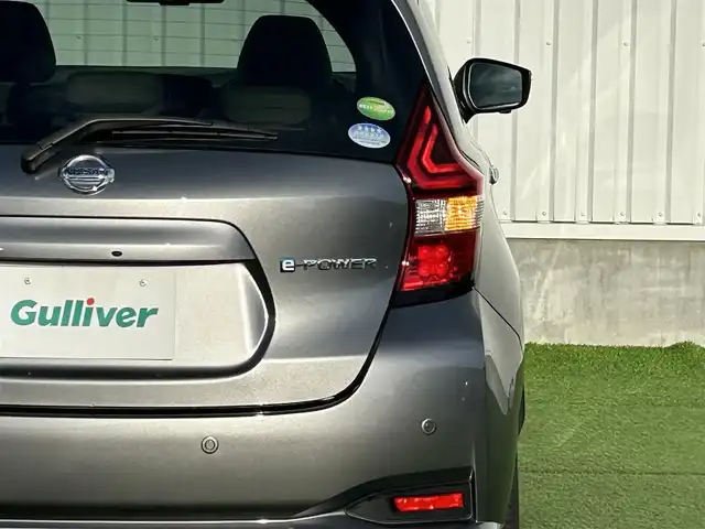 日産 ノート e－パワー メダリスト 香川県 2018(平30)年 3.5万km ダークメタルグレー 純正ナビゲーション/→CD/DVD再生/全方位カメラ/ビルトインETC/クルーズコントロール/クリアランスソナー/ステアリングリモコン/LEDオートライト/フォグランプ/純正15インチアルミホイール/純正フロアマット/スマートキー