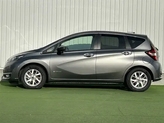 日産 ノート e－パワー メダリスト 香川県 2018(平30)年 3.5万km ダークメタルグレー 純正ナビゲーション/→CD/DVD再生/全方位カメラ/ビルトインETC/クルーズコントロール/クリアランスソナー/ステアリングリモコン/LEDオートライト/フォグランプ/純正15インチアルミホイール/純正フロアマット/スマートキー