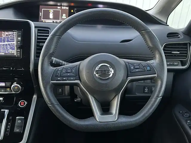 日産 セレナ ハイウェイスター 25thSP B 熊本県 2017(平29)年 5.4万km ブリリアントホワイトパール 純正メモリナビ/・フルセグTV/BT/DVD/AM/FM/バックカメラ/プロパイロット/・衝突被害軽減ブレーキ/・車線維持装置/・標識検知機能/・BSW/・RCTA/・ACC/横滑り防止装置/前後コーナセンサー/ドライブレコーダー/ETC/革巻きステアイング/・ステアリングリモコン/電動パーキングブレーキ/・ホールドブレーキ/LEDライト/・フォグランプ/・オートライト/電動格納ミラー/・ウィンカーミラー/純正フロアマット/純正16インチAW/プッシュスタート/・スマートキー/・スペアキー